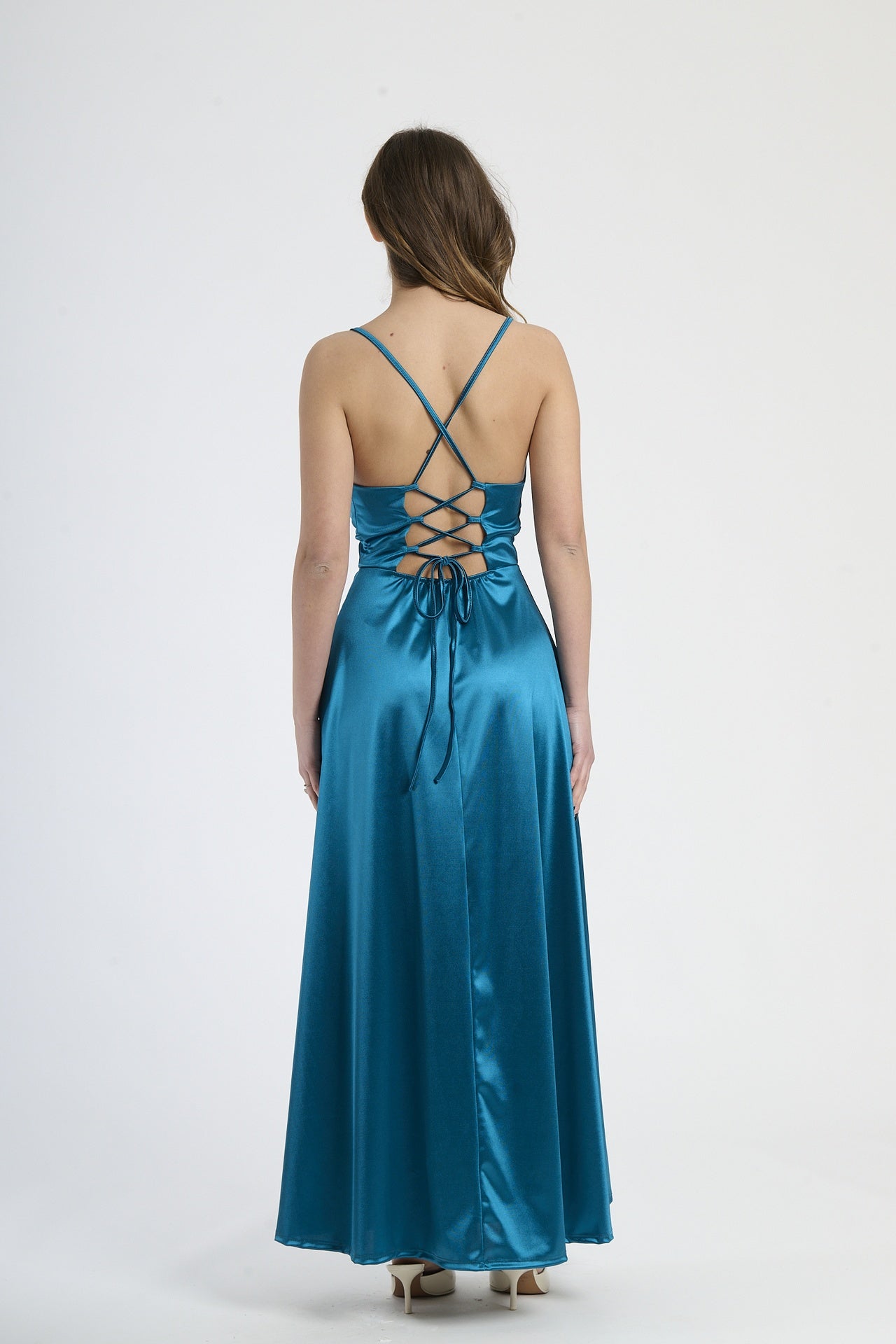 Vestito trendy ottanio in raso, taglio maxi con spalline sottili, ideale per eventi esclusivi.