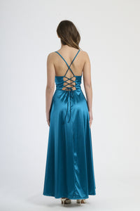 Vestito trendy ottanio in raso, taglio maxi con spalline sottili, ideale per eventi esclusivi.