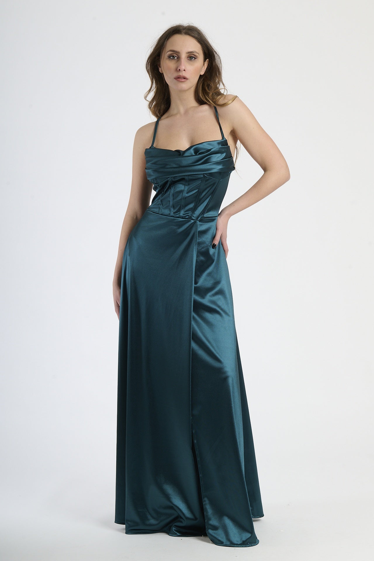 Vestito trendy verde.S, taglio maxi con drappi sul busto e apertura sul fianco, adatto per eventi estivi.