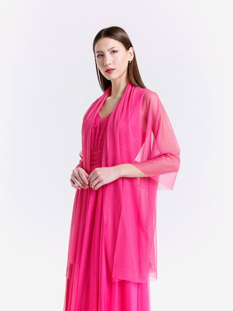 Outfit fuxia: abito maxi e mantello traslucido in tulle, charme fucsia
