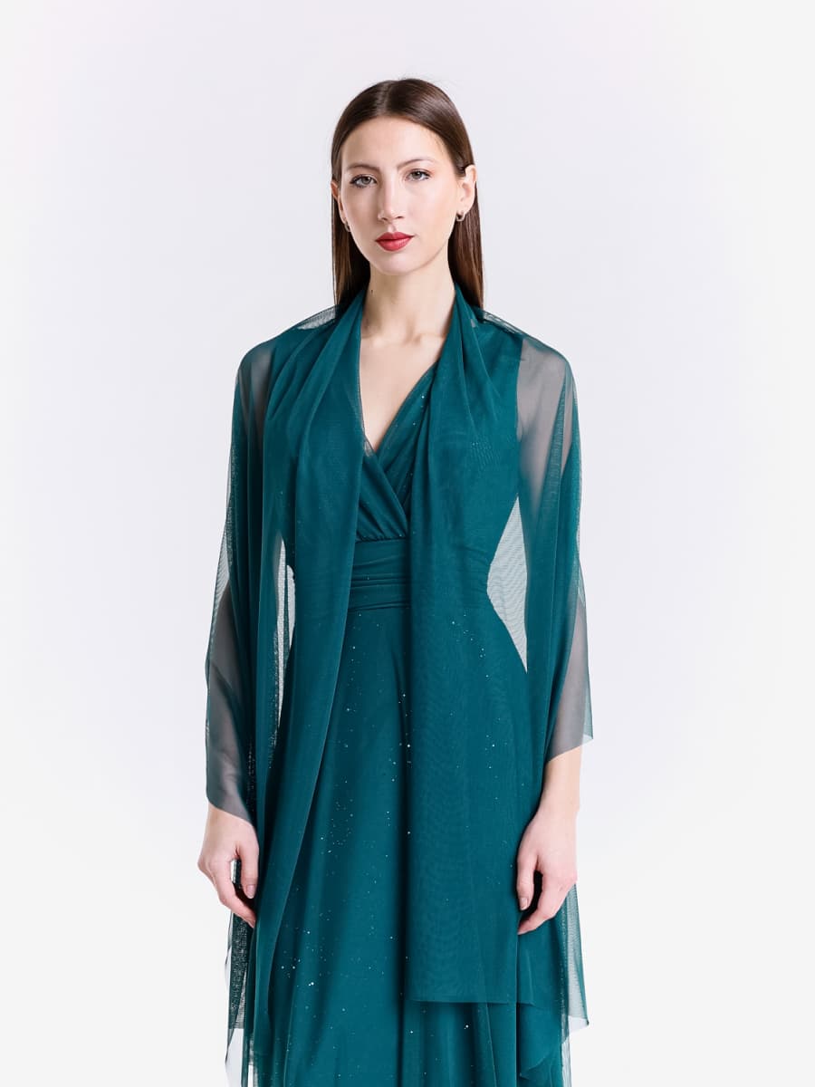 Outfit ottanio: abito maxi e mantello traslucido in tulle, charme metallico