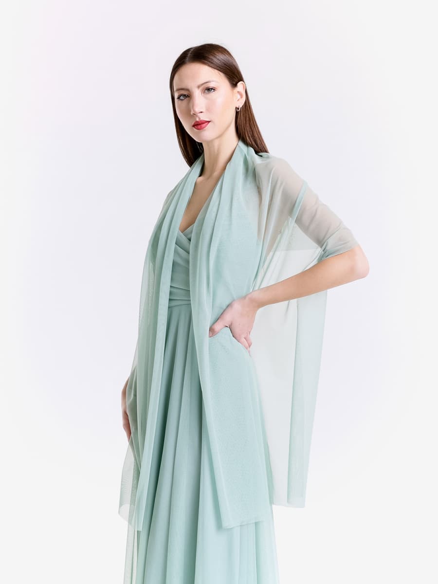 Outfit salvia: abito maxi e mantello traslucido in tulle, charme vegetale