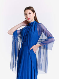 Outfit bluette: abito maxi e mantello coordinato in tulle, charme azzurro tenue