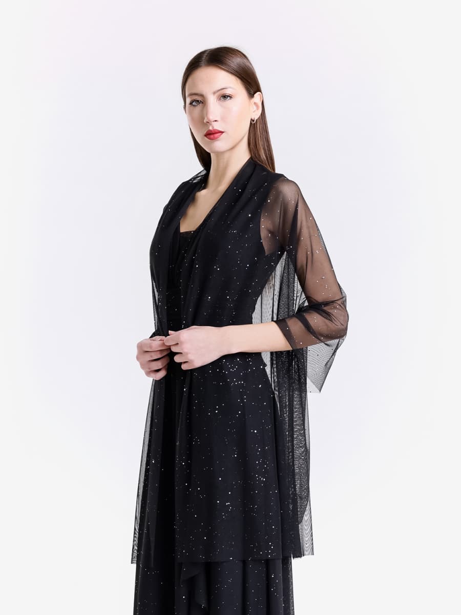 Outfit nero: abito maxi e mantello traslucido in tulle, charme noir