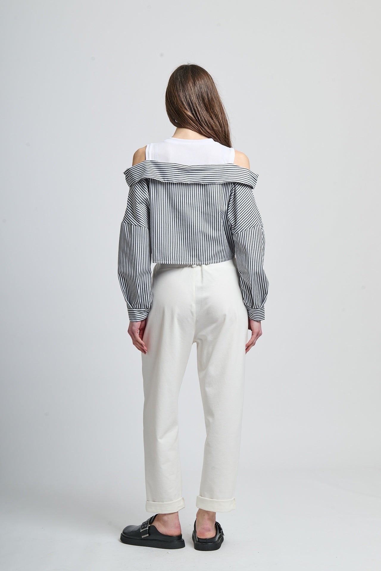 Moda urbana: ensemble nero e bianco con giacca a righe e pantaloni larghi