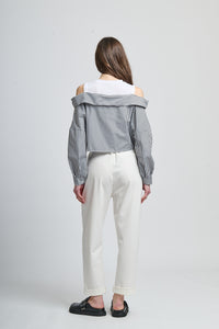 Moda urbana: ensemble nero e bianco con giacca a righe e pantaloni larghi