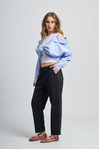 Abbigliamento casual: giacca a righe azzurra con fiocco e pantaloni neri