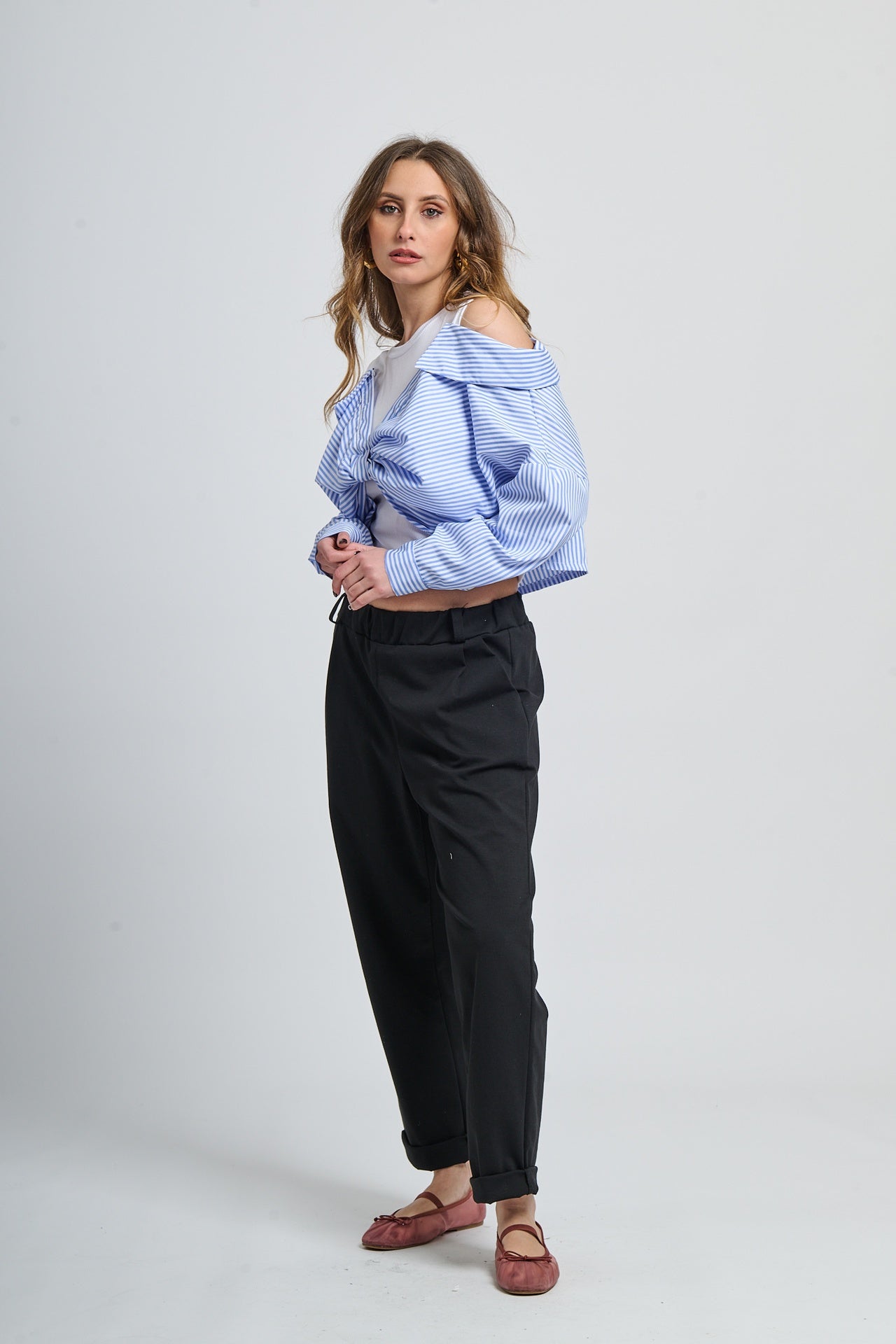 Combinazione di giacca a righe azzurra e top chiaro, look fresco e comodo