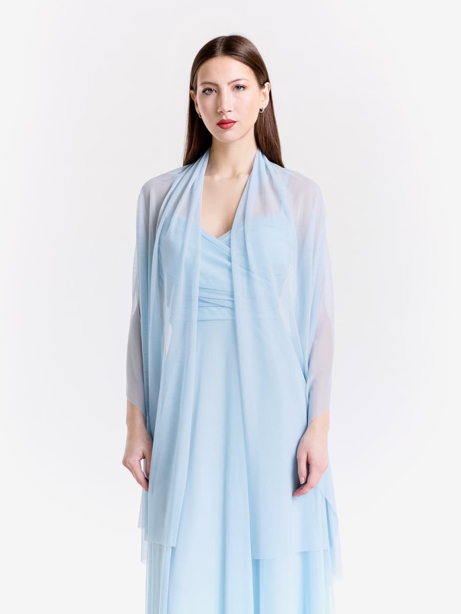 Ensemble azzuro: gown fluido e cardigan tulle, stile leggero e rassicurante