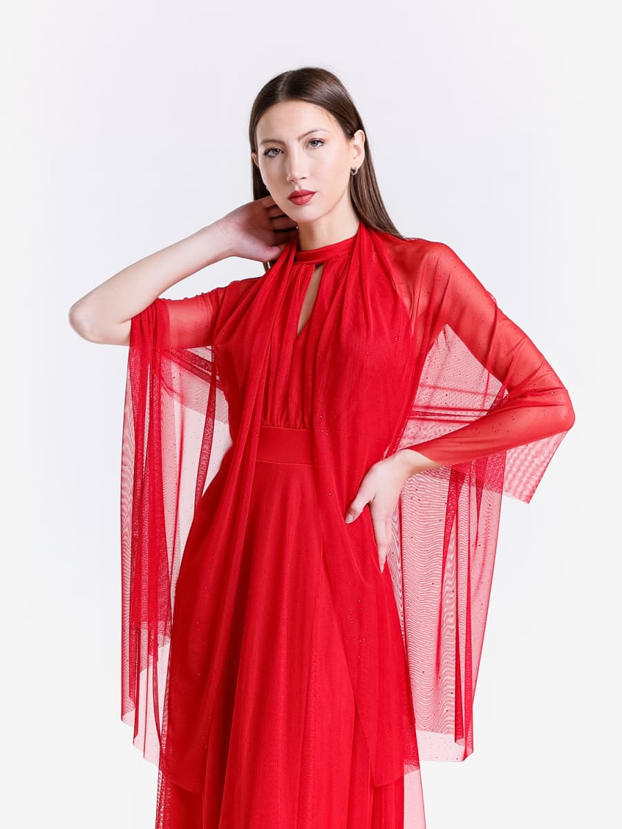Ensemble rosso: gown fluido e cardigan tulle, stile affascinante e intensivo