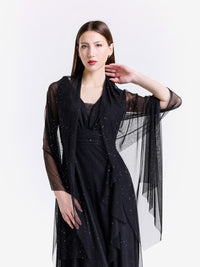 Ensemble nero: gown fluido e cardigan tulle, stile sobrio e glamour