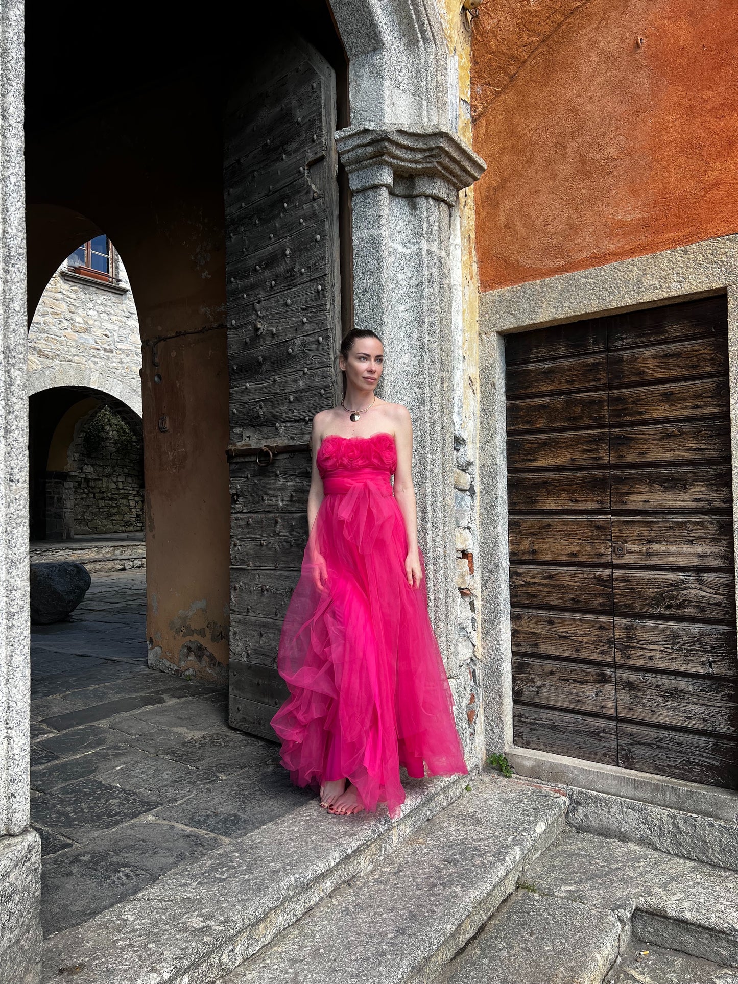 Abito da sera fuxia in tulle vibrante, scollo a barca