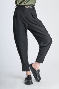 Pantaloni neri con coulisse alta, abbinati a mocassini e top verde