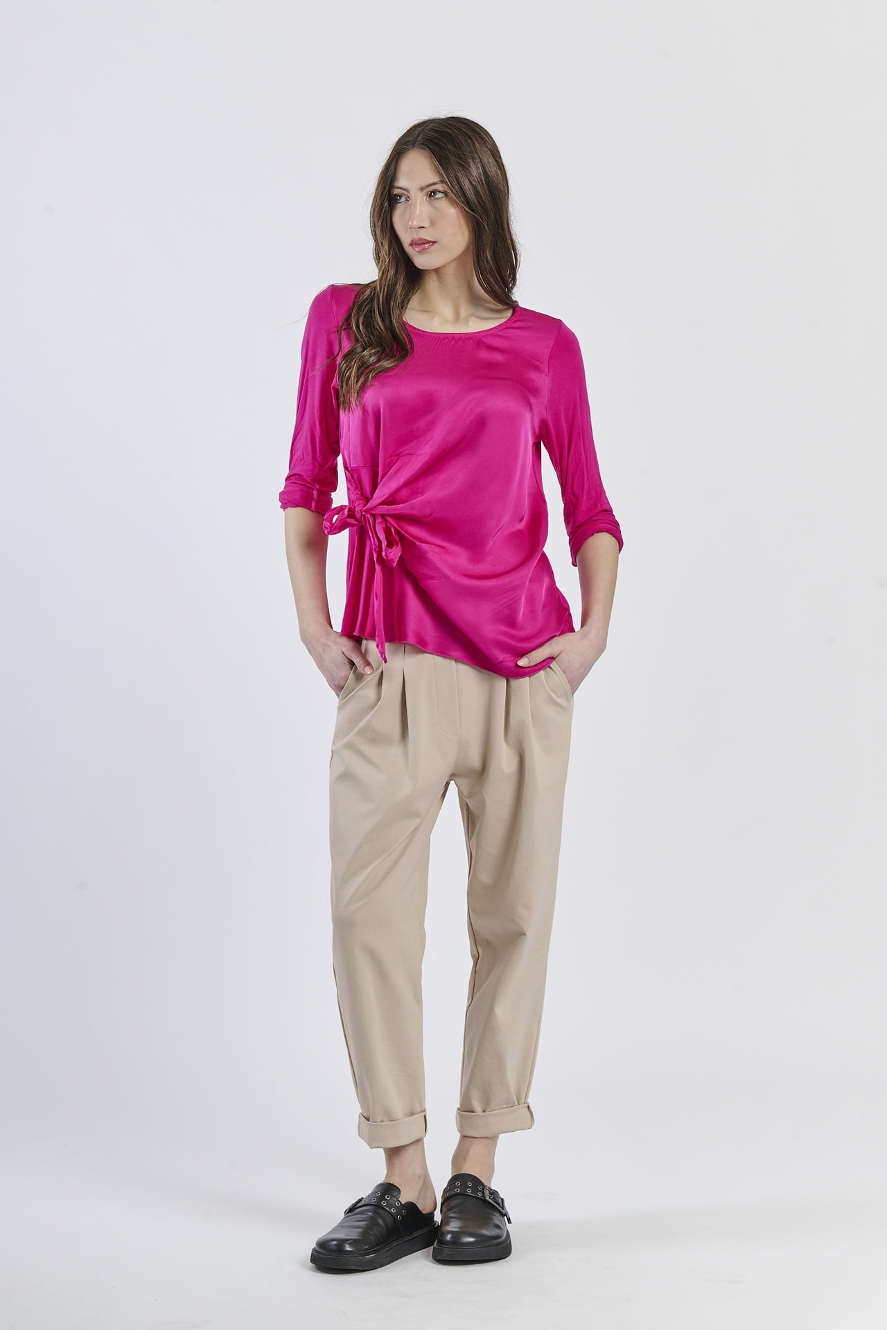 Blusa fuxia dal colore esplicito, firma di personalità unica