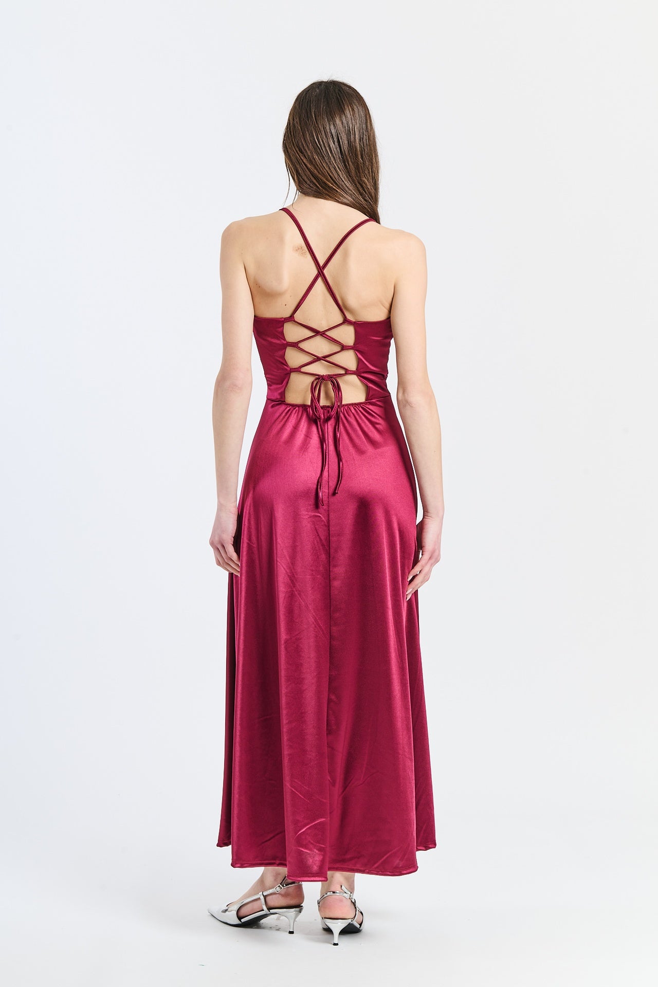 Abito elegante vino con raso satinato, spalline sottili e silhouette dritta, perfetto per eventi speciali e notturne