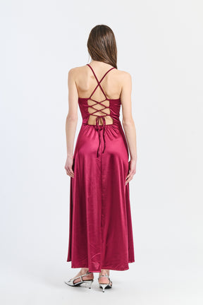 Abito elegante vino con raso satinato, spalline sottili e silhouette dritta, perfetto per eventi speciali e notturne