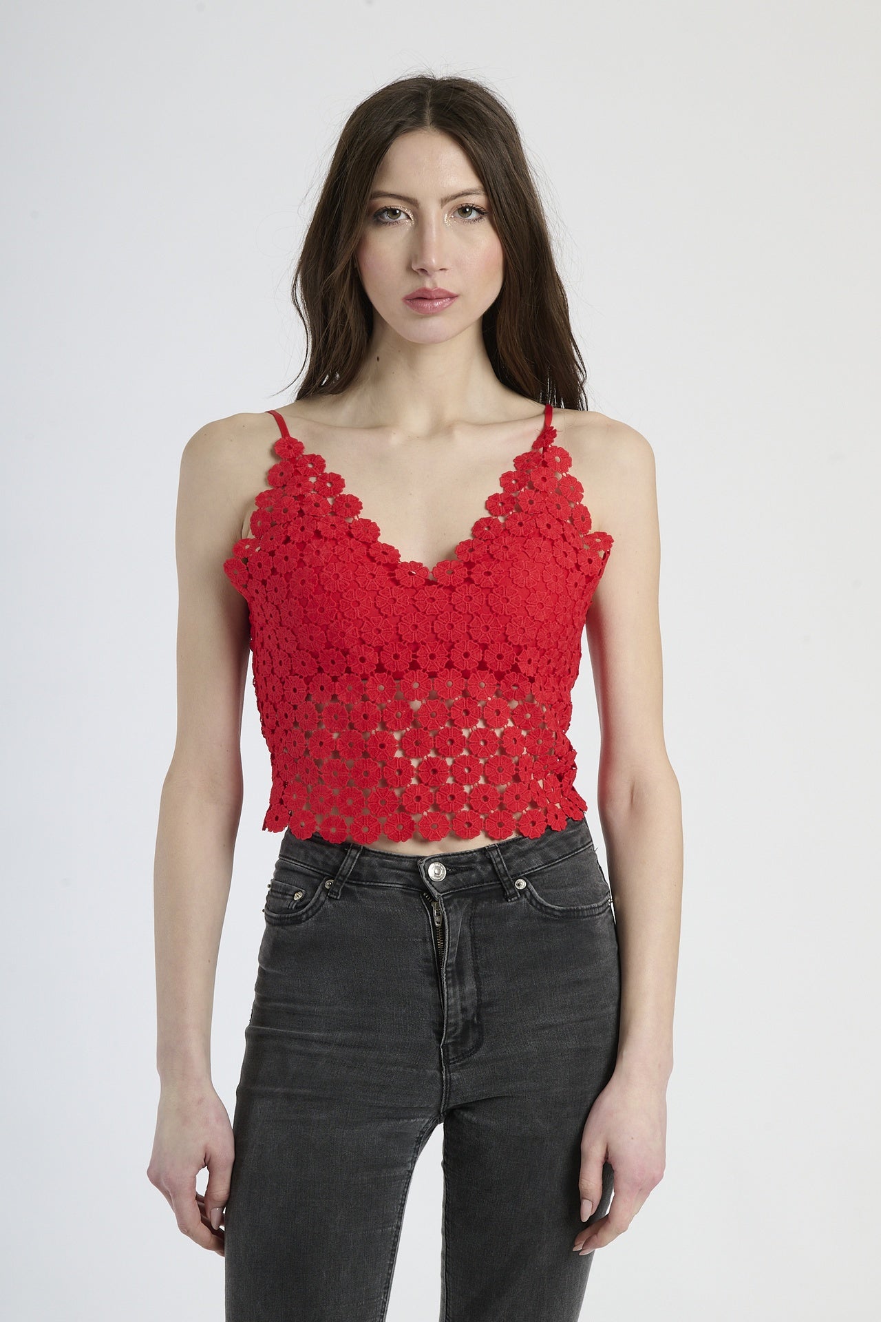 Top audace rosso, ideale per serate estive e look trendy.