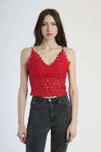 Top audace rosso, ideale per serate estive e look trendy.