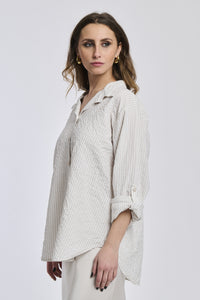 Camicia a righe beige, taglio ampio, colletto a camicia, bottoni e maniche arrotolate, ideale per un look neutro.