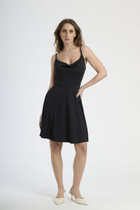 Abito corto con bretelle sottili