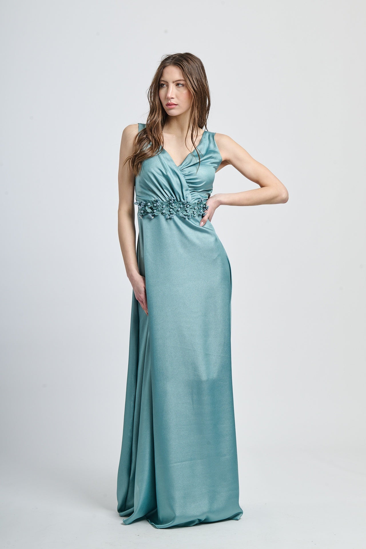 Abito lungo salvia in raso rinfrescante, scollo a V e fascia decorativa in vita