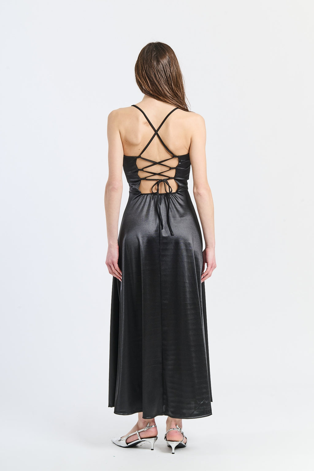 Abito elegante nero con raso satinato, spalline sottili e silhouette dritta, perfetto per eventi formali e notturne