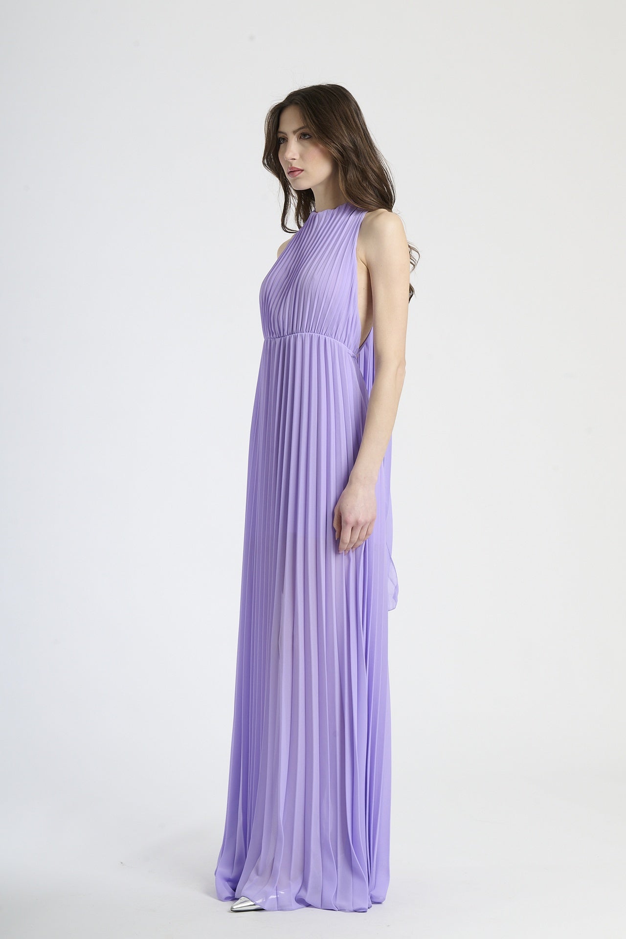 Abito formale lilla in tessuto leggero, ideale per serate glamour