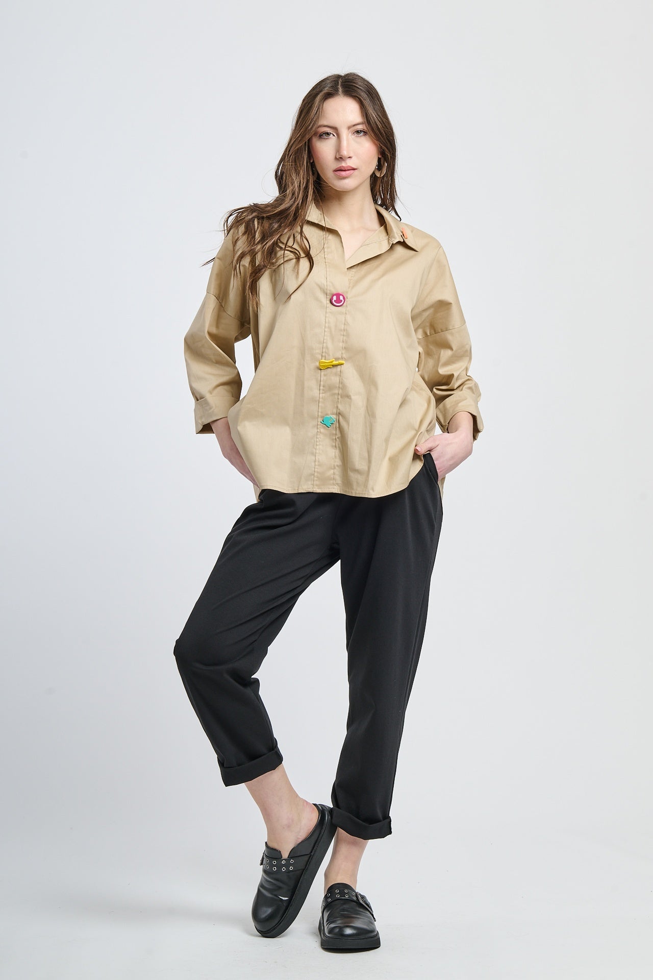 Camicia beige con bottoni colorati, stile casual e moderno