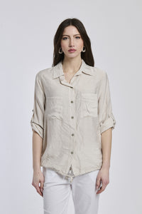 Camicia in stile casual da donna, colore beige, con colletto e bottoni, perfetta per un look rilassato.