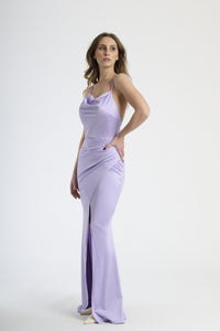 Abito da cerimonia lilla, ideale per un look unico ed estivo.