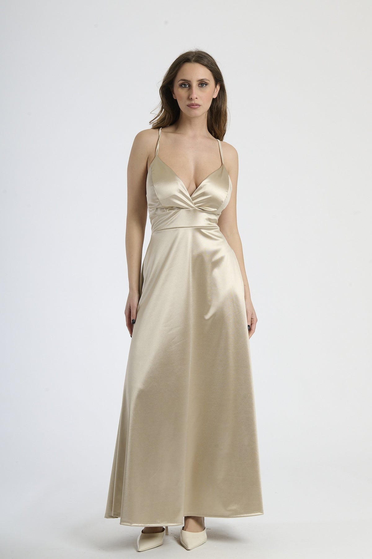 Abito lungo beige in raso, con spalline sottili, scollatura a V profonda e silhouette fluida.