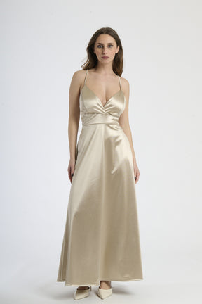 Abito lungo beige in raso, con spalline sottili, scollatura a V profonda e silhouette fluida.