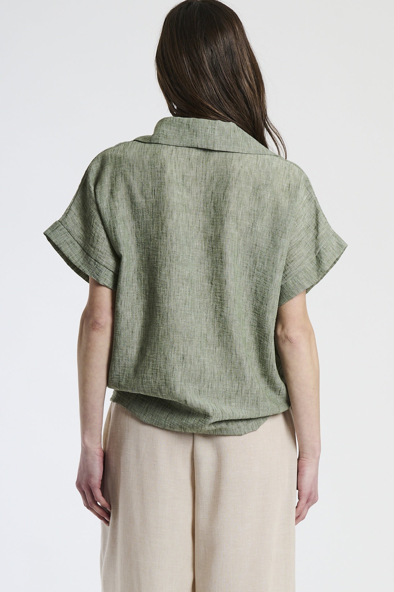 Outfit casual militare, camicia a maniche corte con stampa e pantaloni ampi