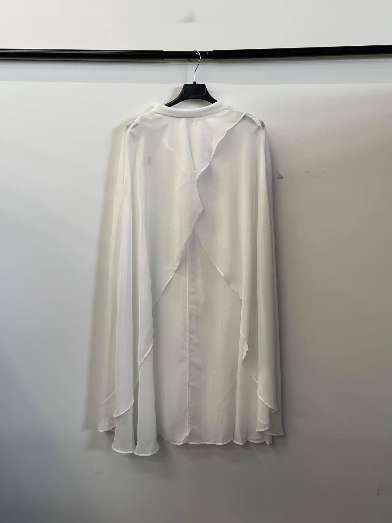 Mantella Ondulata – Eleganza Leggera “Aurelia” (solo lo scialle, non incluso l'abito)