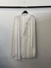 Mantella Ondulata – Eleganza Leggera “Aurelia” (solo lo scialle, non incluso l'abito)