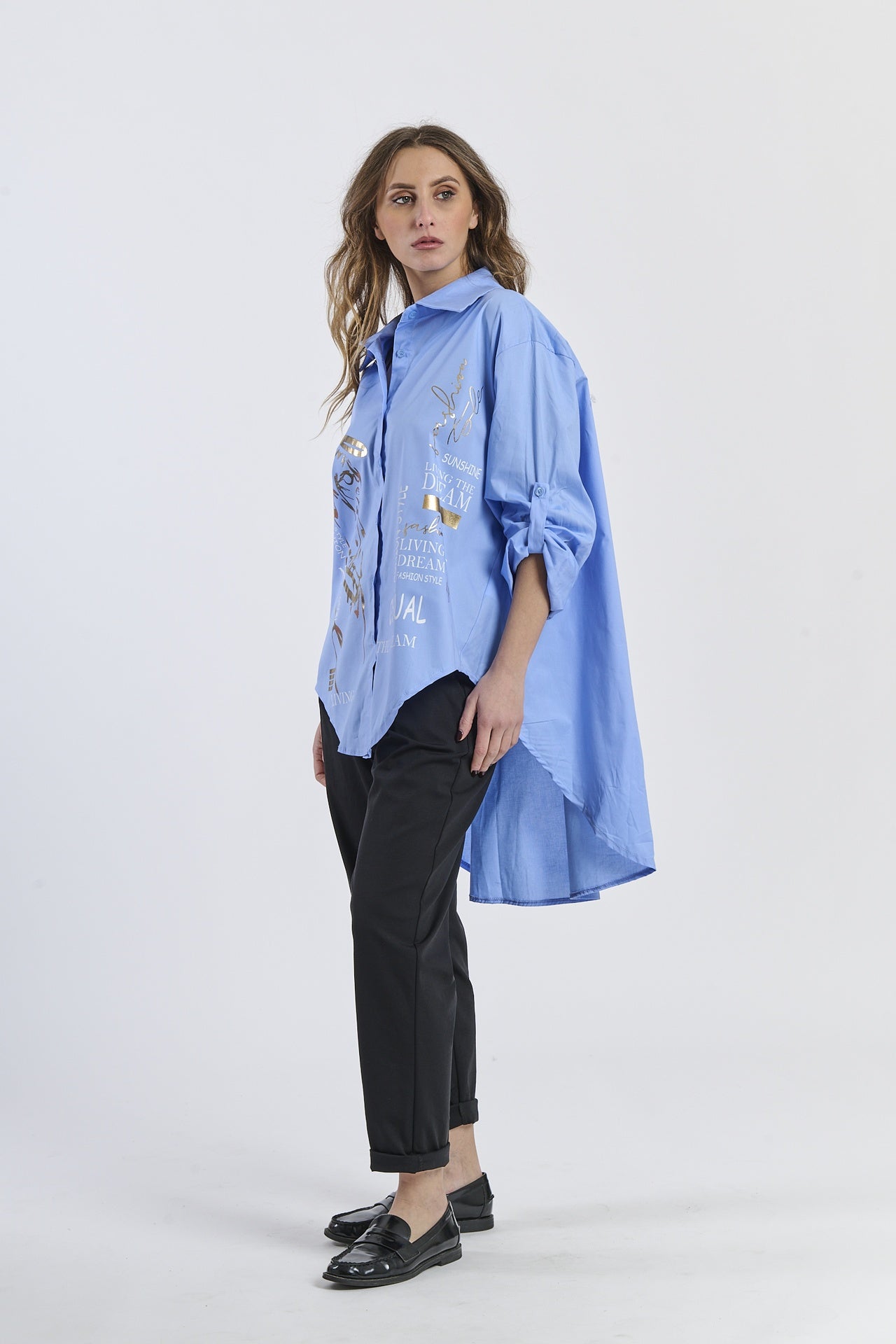 Camicia azzurra oversize, idea cool per la stagione