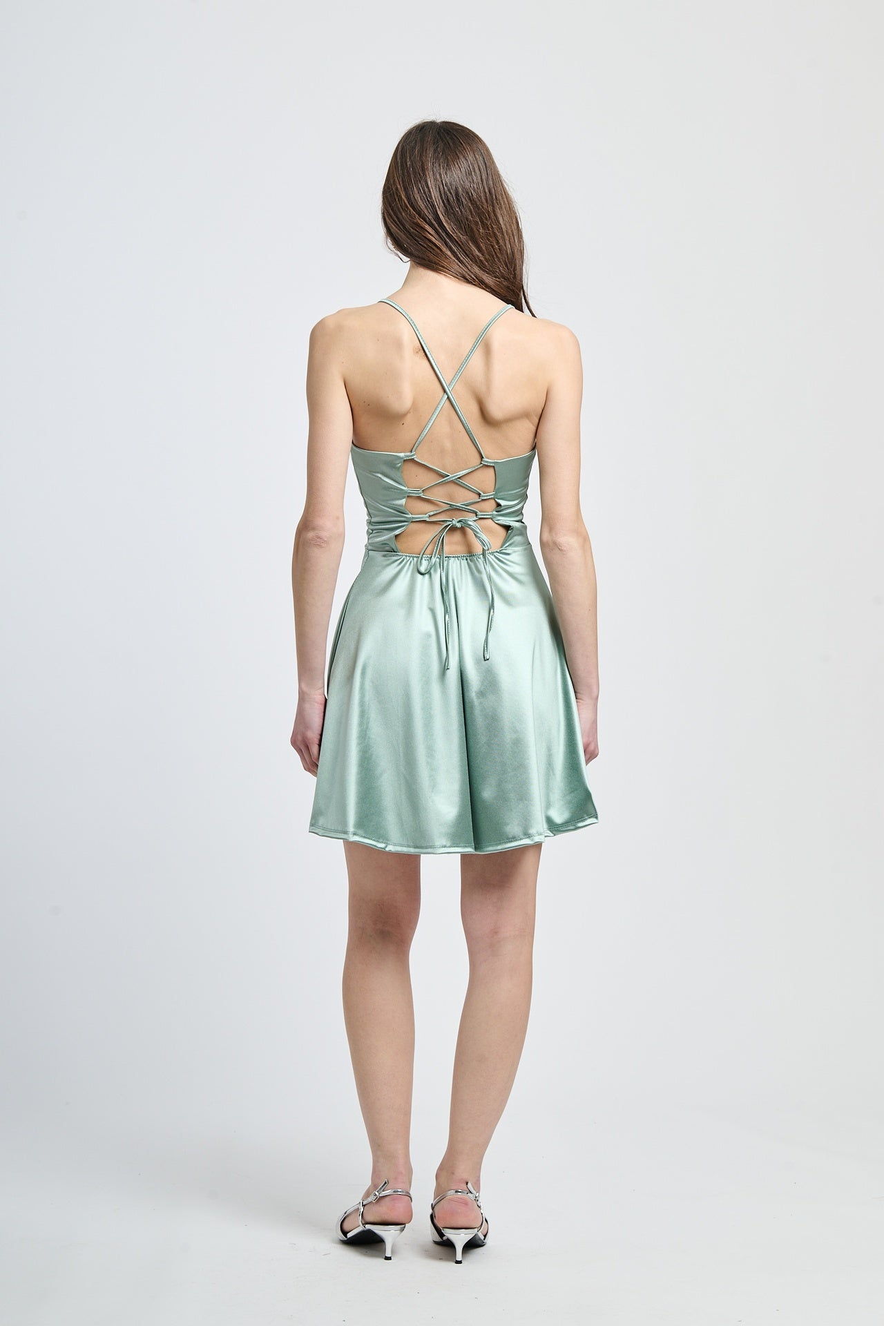 Vestito salvia corto, colletto a cuore, natura accattivante