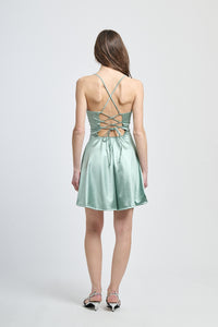 Vestito salvia corto, colletto a cuore, natura accattivante