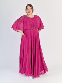 Modello di abito plus size Magneta in raso con silhouette dritta