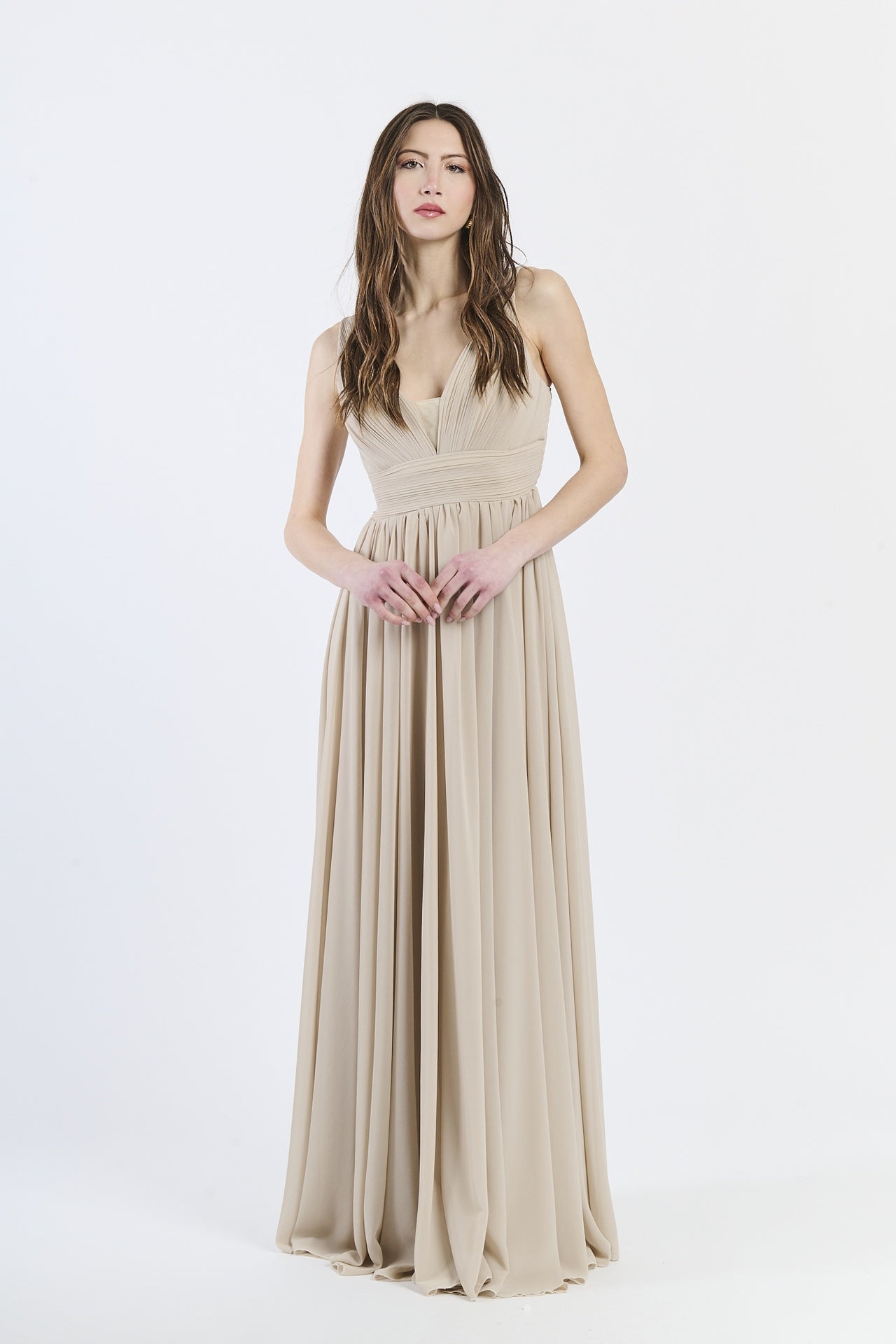 Abito lungo beige in tulle fluido, scollo a V profondo e vita incontrita