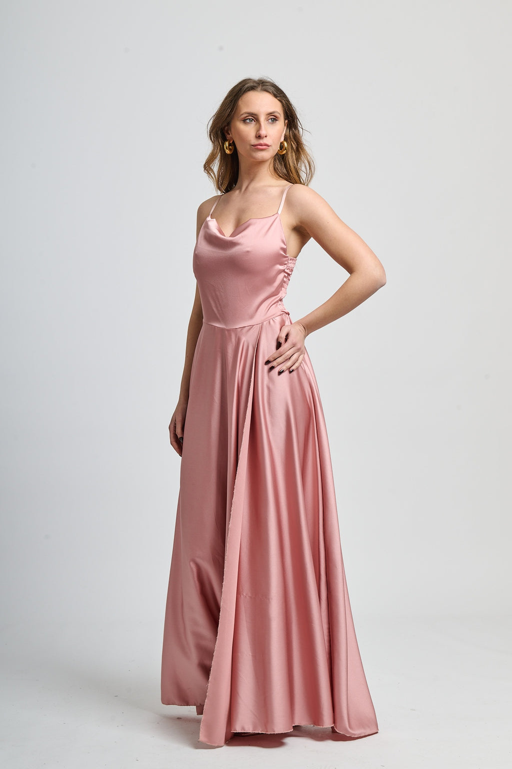 Abito formale rosa antico in raso, perfetto per occasioni speciali
