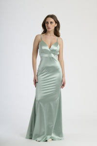 Donna con abito salvia in raso, tranquillità e eleganza soffusa.