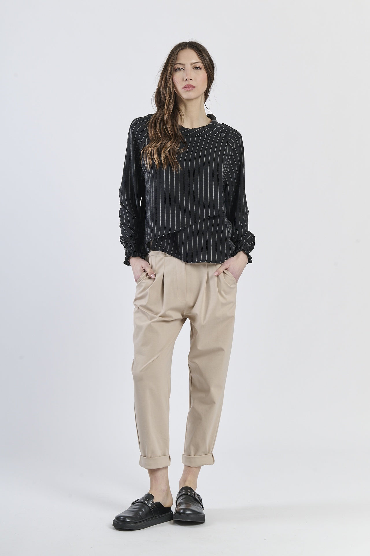 Maglia nera a maniche lunghe,eternamente elegante e versatil