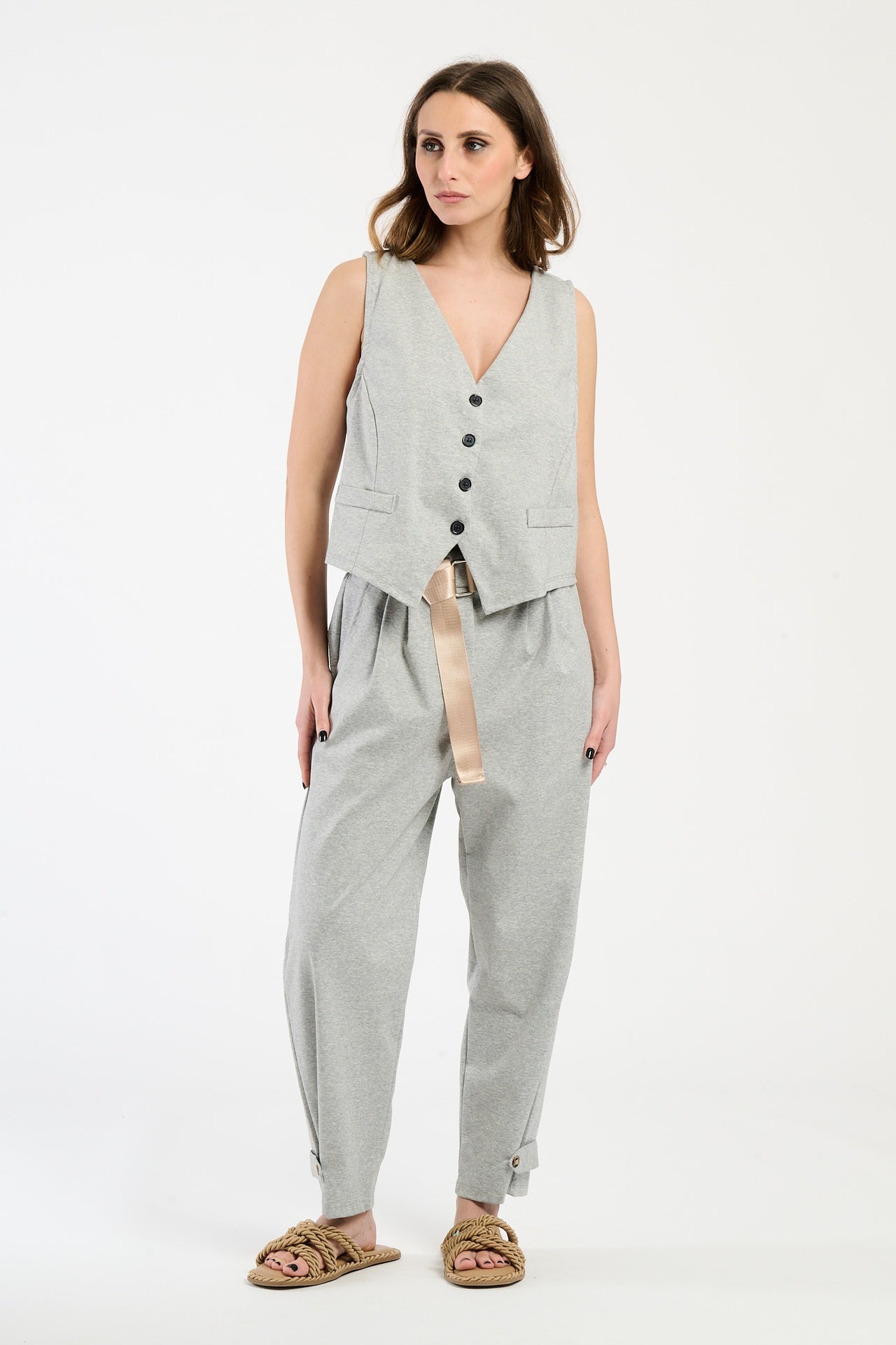 Completo nero su una modella: gilet a bottoni e pantaloni