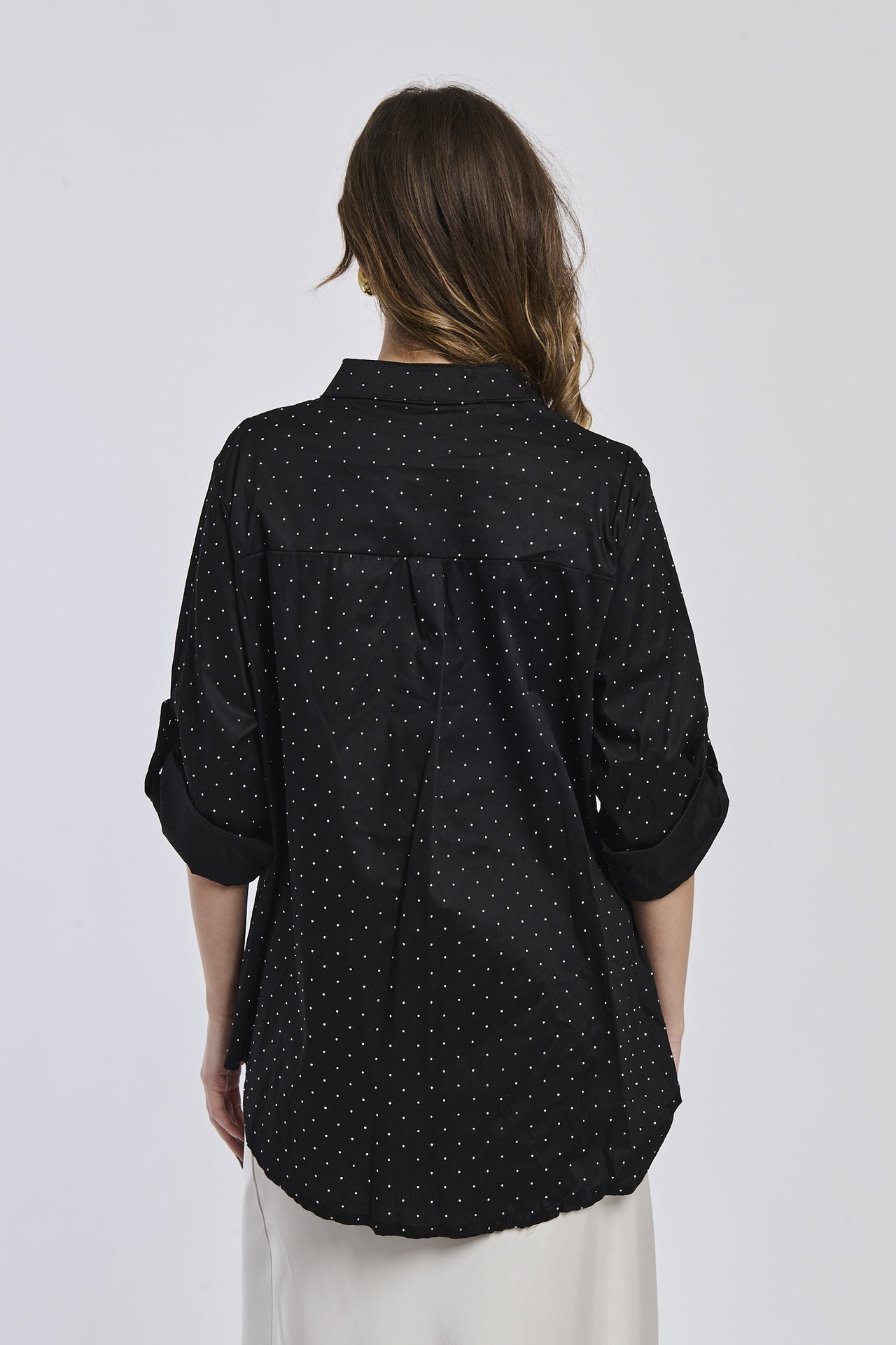 Camicia nera a colletto coreano, taglio ampio, maniche 3/4 arrotolate, ideale per un look grunge.
