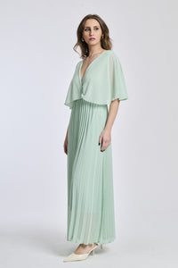 Vestito in tono salvia chiaro con dettagli di falde e maniche, offrendo un look moderno e accattivante.
