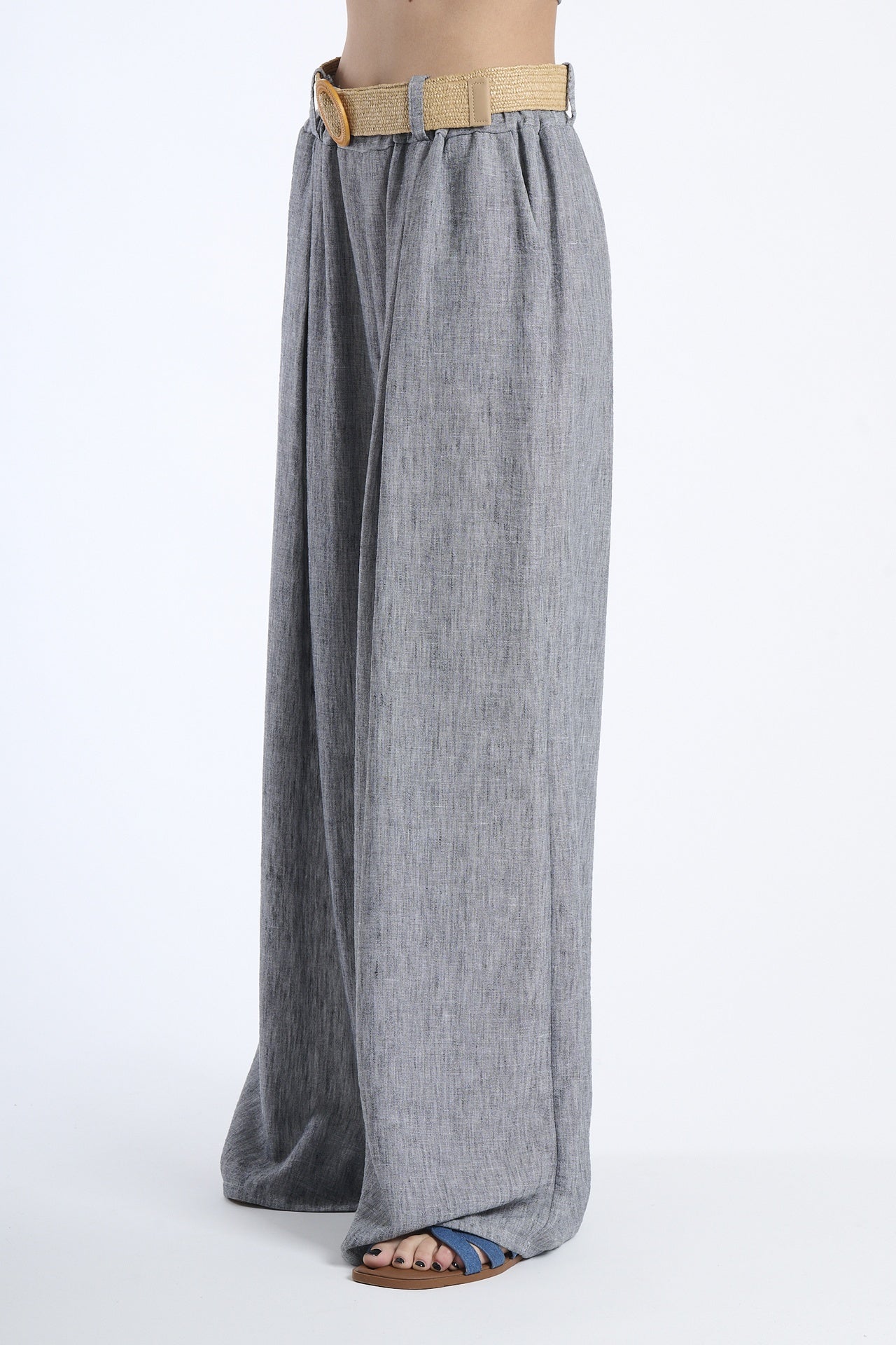 Pantaloni neri con coulisse alta, abbigliamento elegante e slim.