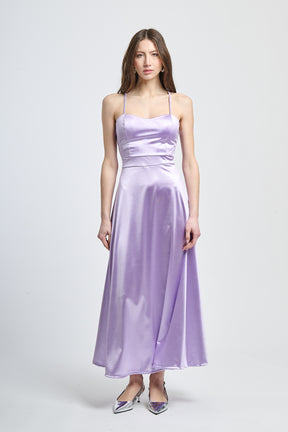 Abito da cerimonia lilla in raso, con spalline sottili e scollatura a V, ideale per occasioni eleganti e affascinanti