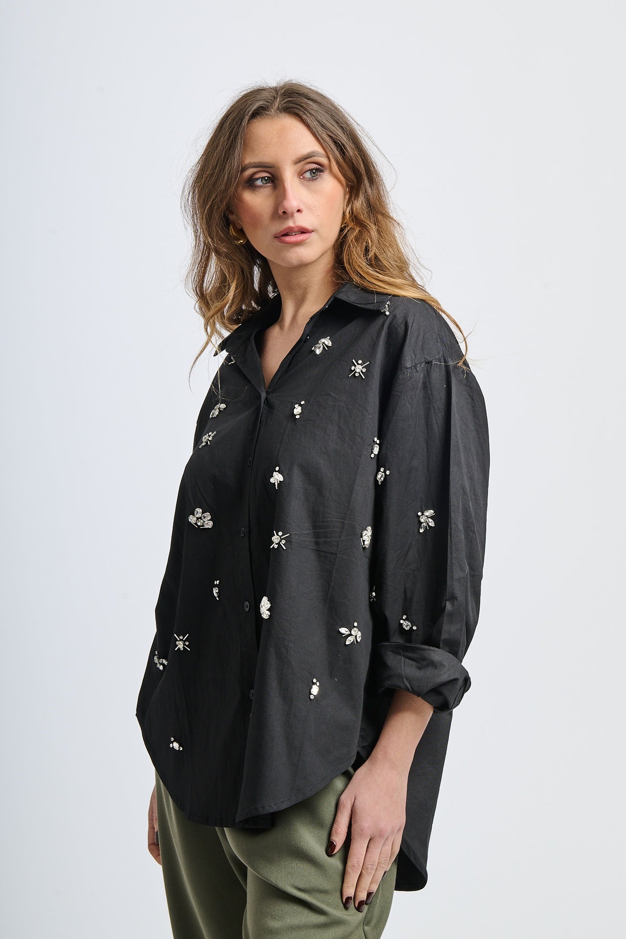 Camicia nero di tendenza con ricami su tela leggera