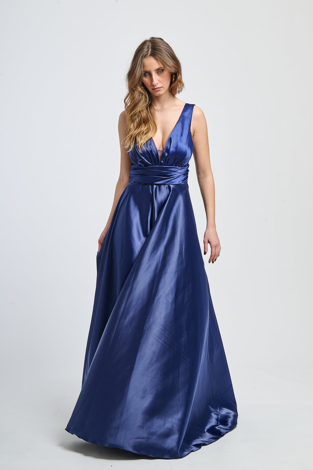 Abito formale navy con taglio drammatico, adatto per occasioni speciali